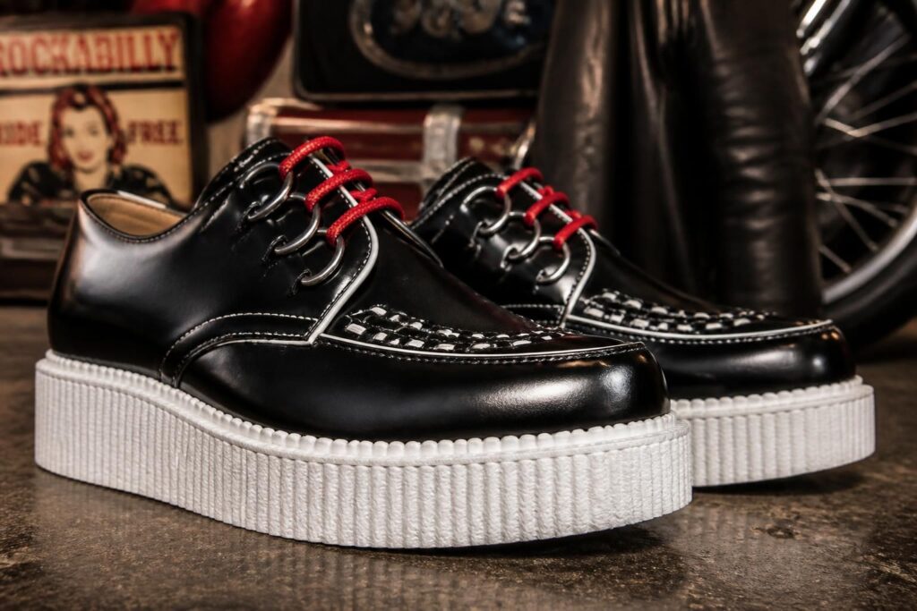 découvrez les creepers chaussures homme, l'indispensable du style rockabilly revisité pour un look audacieux et moderne.